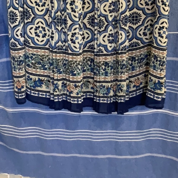 Signature Studio Dress - Picture 4 of 5